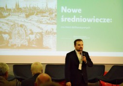 Presenting "Cities in neomedieval era" (see: neomedievalism.net for more) during Foresight 2036/2056 conference in the framework of European Capitol of Culture; Wroclaw (2016)